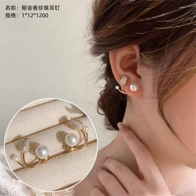 Tulip pearl stud earrings