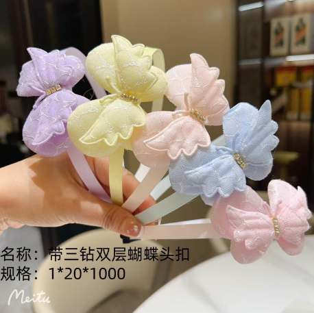 Double - layer butterfly head buckle with three diamonds