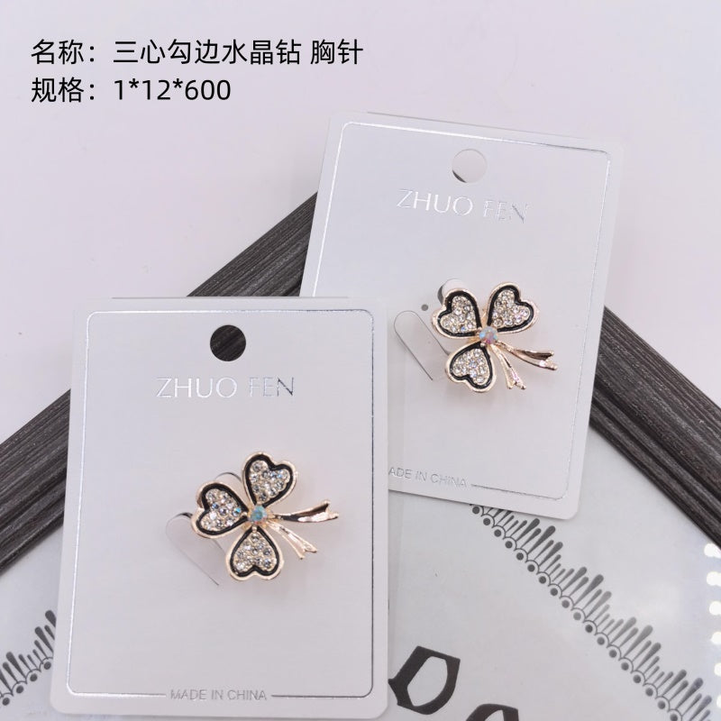 Three - heart - bordered crystal diamond brooch