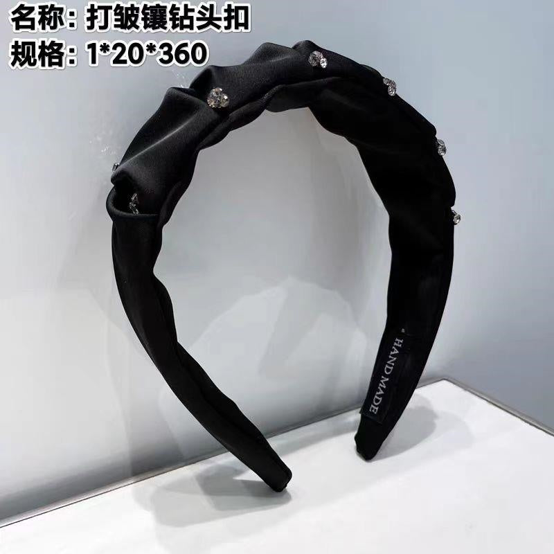 Crinkled and diamond - tipped drill collar