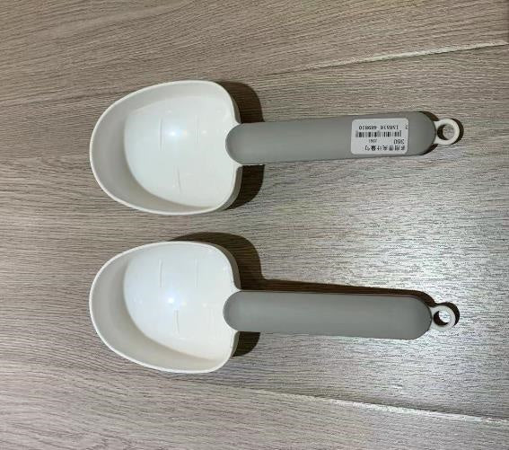 Multi-use measuring spoon with clip