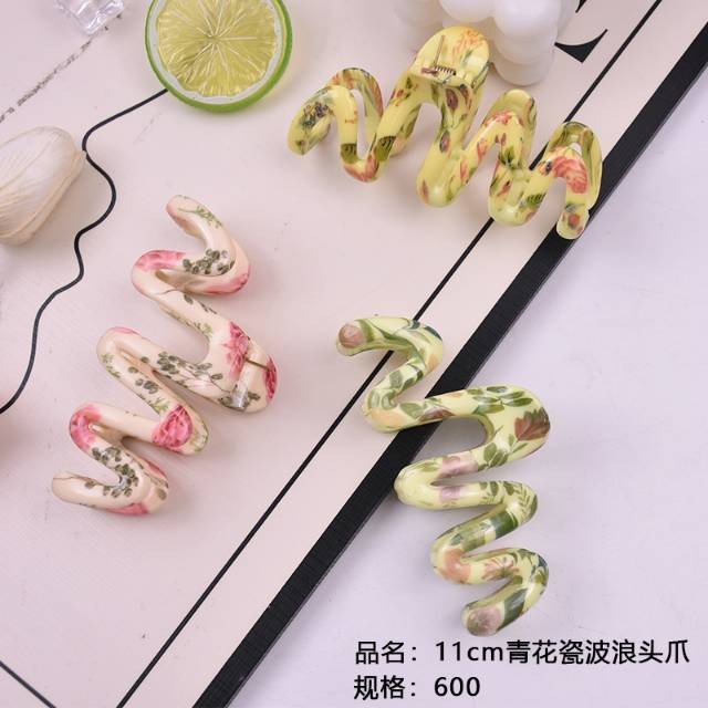 11cm blue and white porcelain wavy head claw