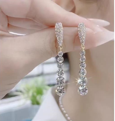 Long drop - shaped stud earrings