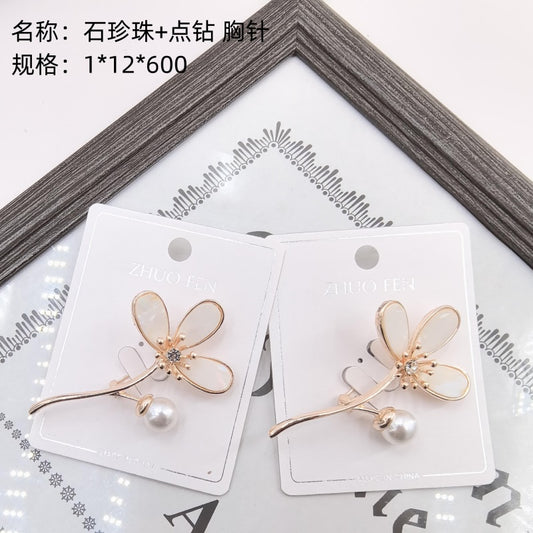 Zircon pearl + diamond-studded brooch
