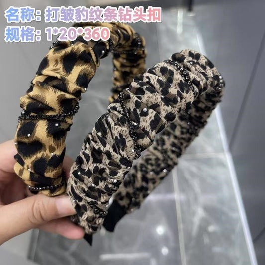 Crinkled leopard - print strip drill bit buckle