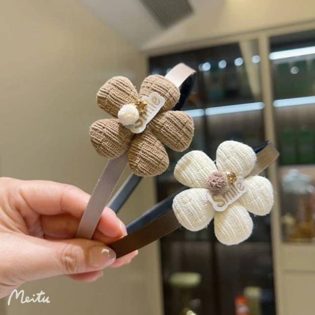 Brown small flower head buckle