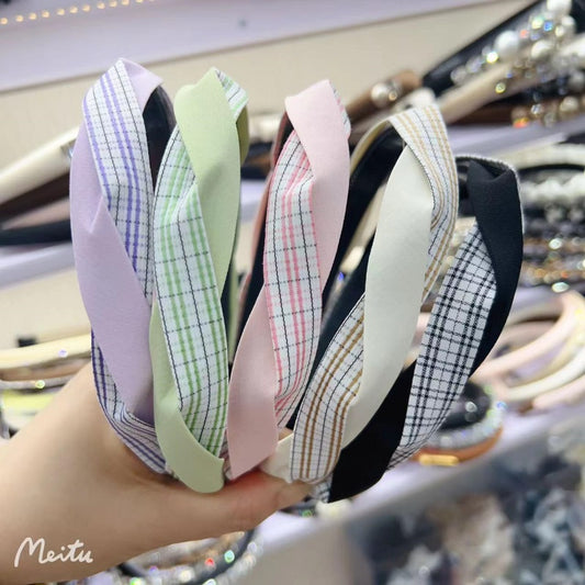 Twist spring color head buckle