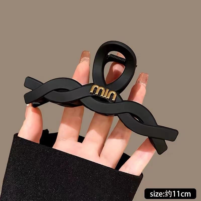 Twist Letter Head Claw Black
