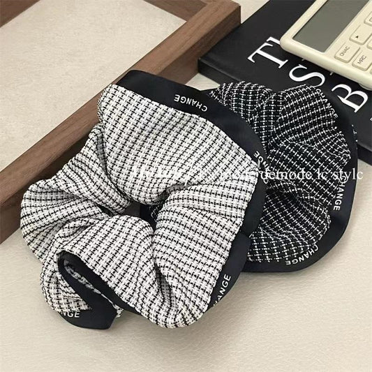 Black and White Lattice Letter Edge Intestinal Circle