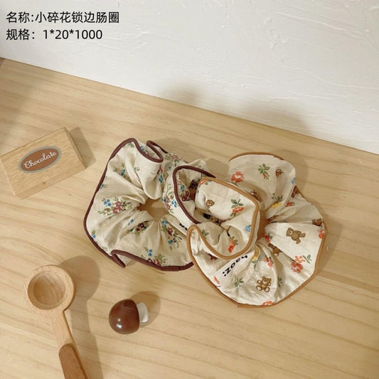 Small floral lock-edge intestinal ring