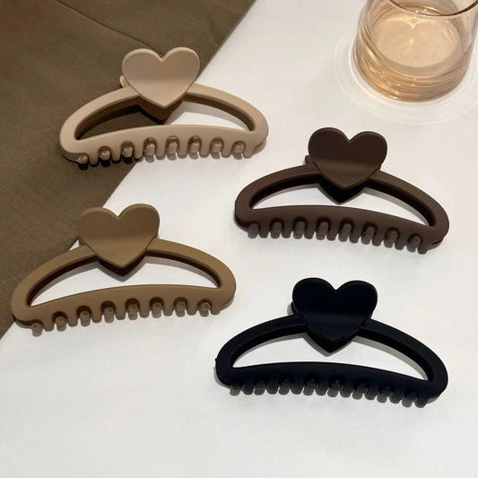 Milk tea - colored semi - circular peach - shaped heart - tipped claws