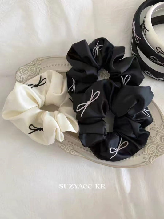 Embroidered bow tie with wrinkled bowels