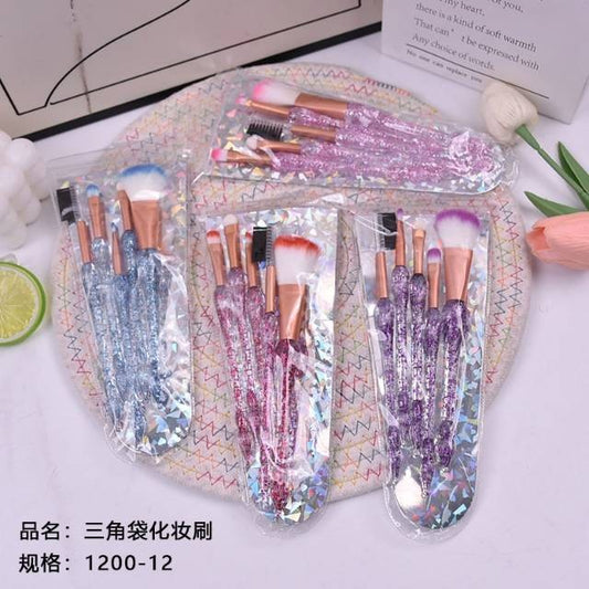 Triangle bag makeup brush