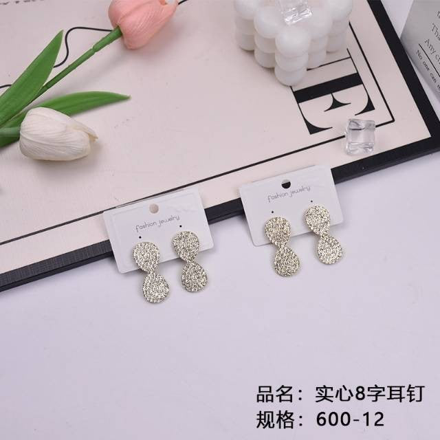 Solid figure-eight stud earrings