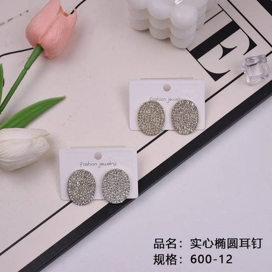 Solid oval stud earrings
