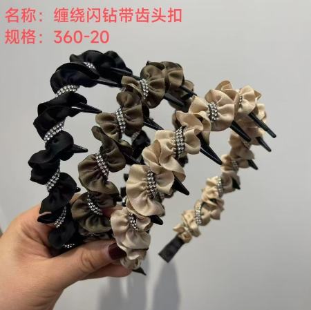 Hebilla de cabeza dentada con tachuelas y diamantes de imitación 