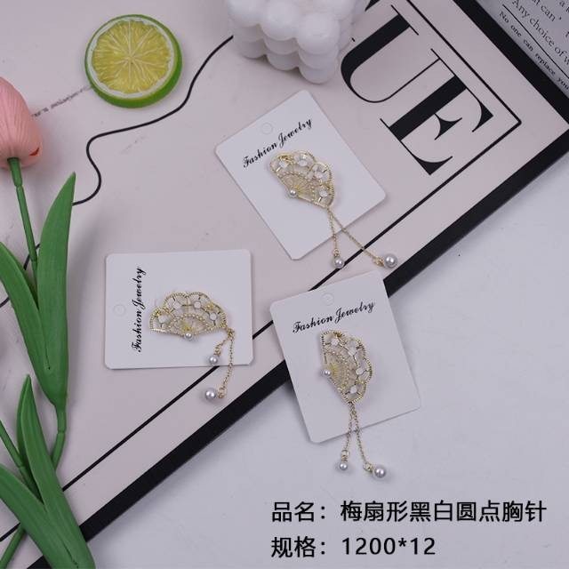 Fan-shaped black and white dot brooch