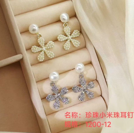 Pearl and small pearl stud earrings