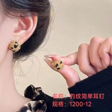 Pearl bow - shaped stud earrings