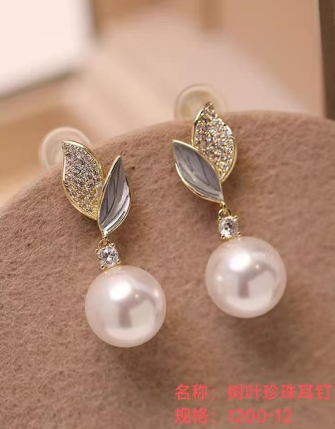 Leaf-shaped Pearl Earrings