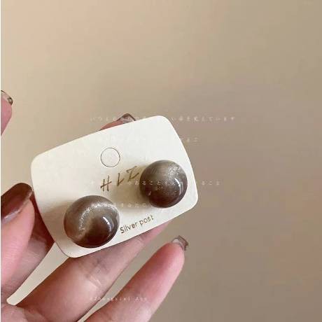 Cat's eye bead stud earrings