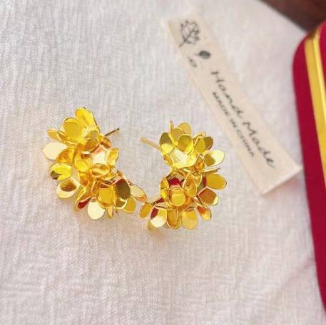 Golden exquisite wind earrings